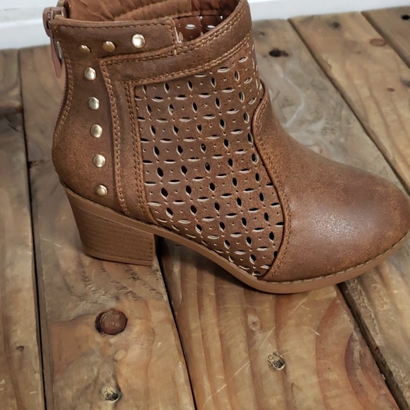 Light brown Children bootie with gold accents - Picture 2 of 8